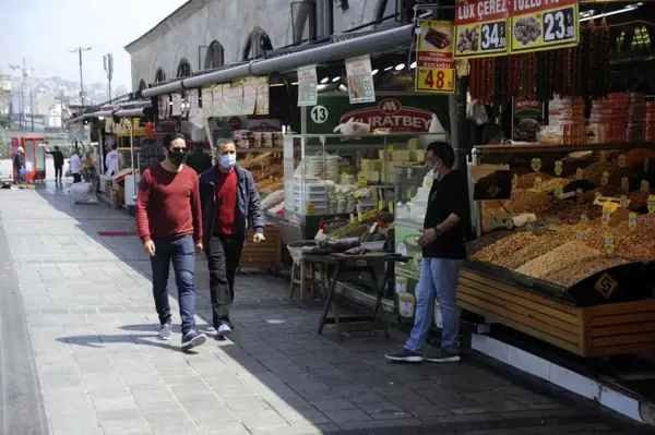 Kısıtlamadan muaf Eminönü esnafı turistlere hizmet veriyor