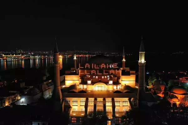 Ayasofya Camii, Kadir Gecesi'nde mahya ile buluştu