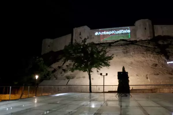 GAZİANTEP - Filistin'e destek amacıyla Gaziantep Kalesi'nde ışık gösterisi yapıldı