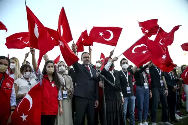 Bakan Kasapoğlu, gençler ile bir araya gelerek İstiklal Marşı'nı okudu