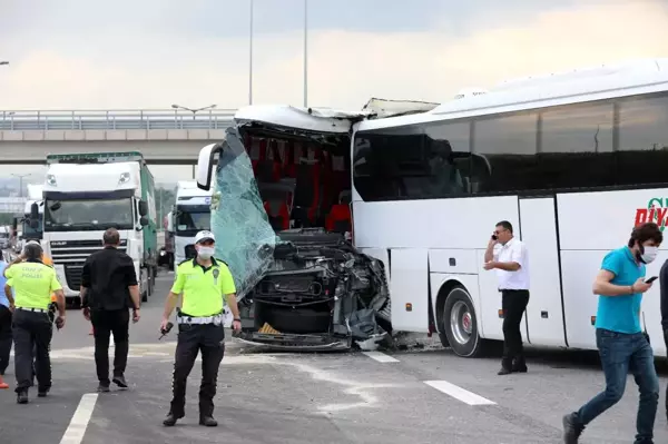 8 kişinin yaralandığı kazada korkusunu atlatmak için minik parmakları ile kulaklarını tıkadı