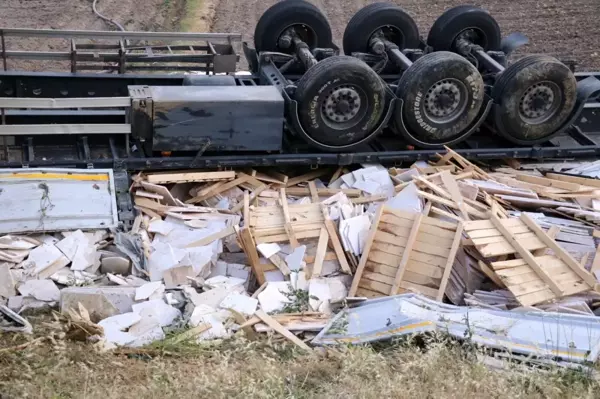 Mermer yüklü tır devrildi, baba öldü oğlu ağır yaralandı