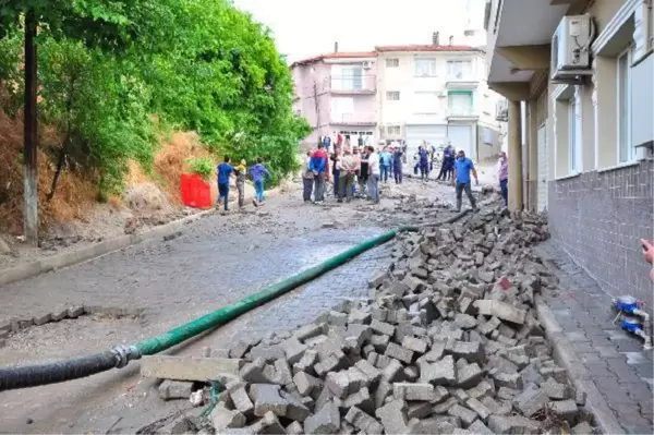 MANİSA'DA SAĞANAK YAĞIŞ HAYATI OLUMSUZ ETKİLEDİ