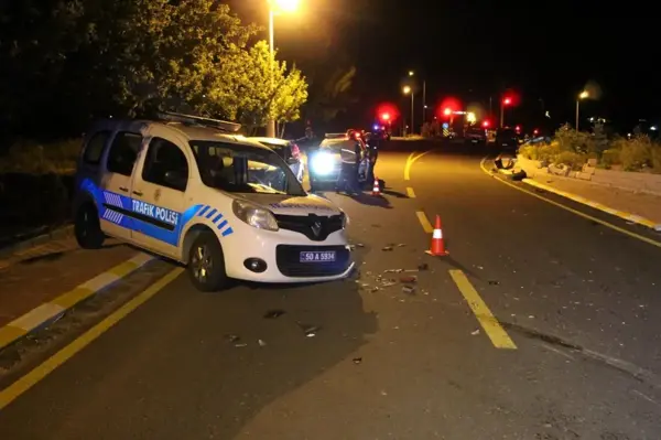 Dur ihtarına uymayan sürücü polis aracına çarptı: 3 yaralı