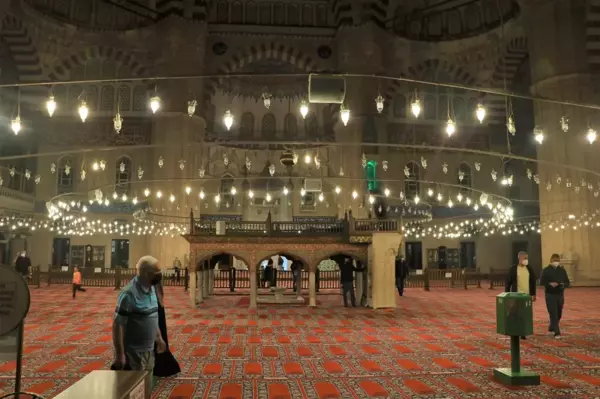 Son dakika... 'Selimiye Camii' üzerinde martıların görsel şöleni