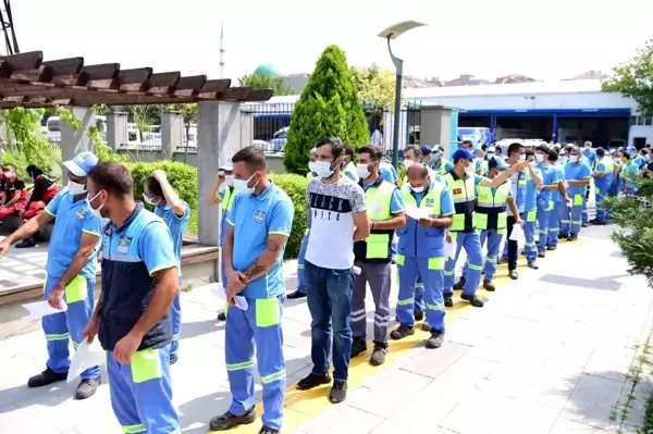 Bahçelievler'de seyyar aşı uygulaması ile sahada çalışan belediye personelleri aşı oldu