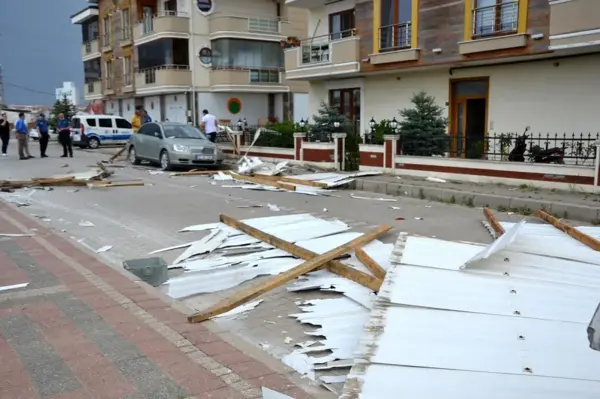 Biga'da aniden çıkan fırtına çatı uçurdu