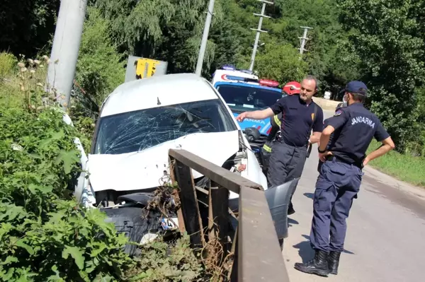 Direksiyon hakimiyetini kaybetti, dereye uçmaktan son anda kurtuldu