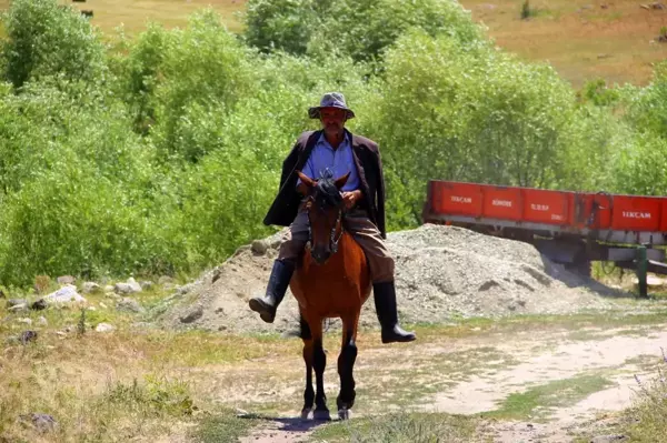 Köyünü satmak için her yolu deniyor, şimdi de Züğürt Ağa kılığına girdi