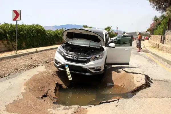 Araç içindekiler büyük korku yaşadı! Lüks cip ilerlediği sırada yol yarıldı