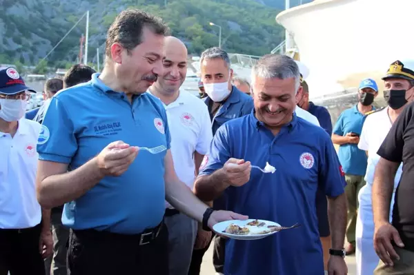 Protokolden tüketimi teşvik için ızgarada, dikeni zehirli aslan balığı ziyafeti