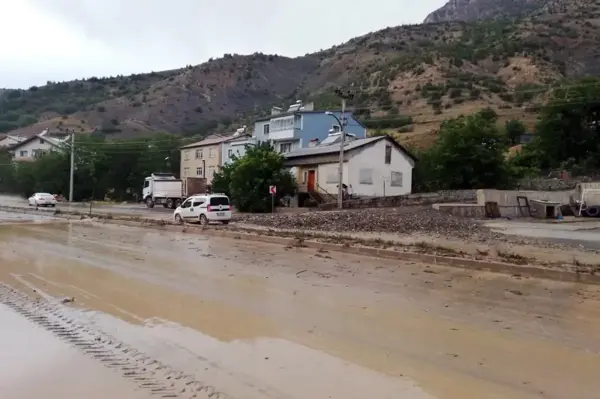 Gümüşhane'de 10 dakika süren dolu ve yağmur sele neden oldu