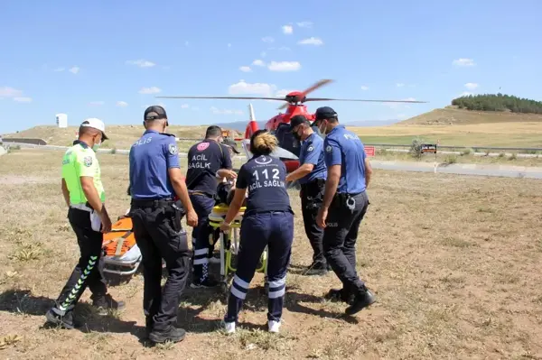 Sivas'ta otomobil ile hafif ticari araç çarpıştı: 6 yaralı