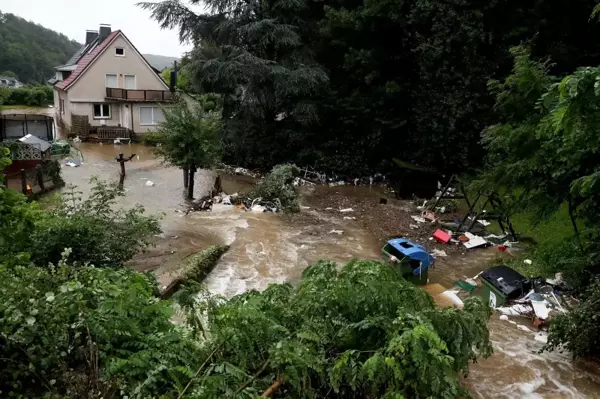 Almanya'da şiddetli yağışların yol açtığı sel felaketinde hayatını kaybedenlerin sayısı 93'e yükseldi.