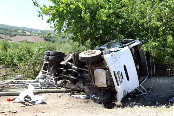 Hayvansal atık yüklü kamyon devrildi: 3 yaralı