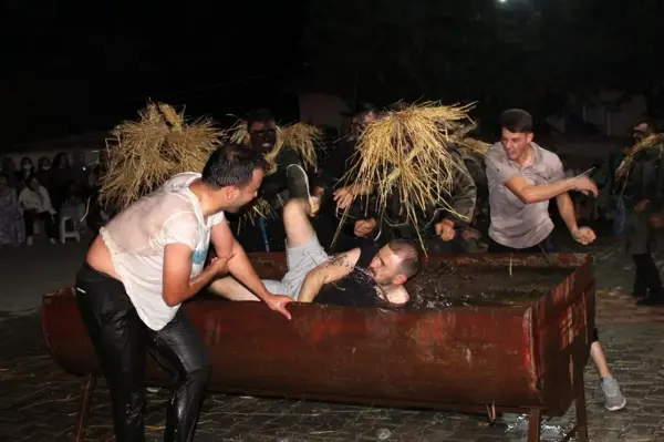 Köyde bahşişi veren ıslanmaktan kurtuluyor