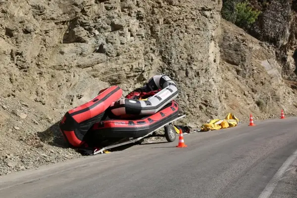 Römorka bağlı rafting botu devrildi: 2'si ağır, 4 yaralı