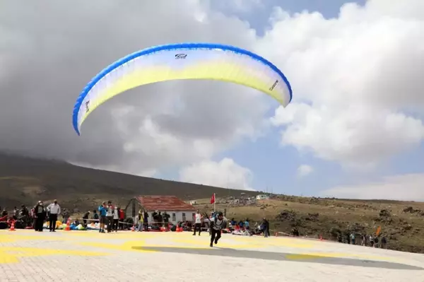 Hasandağı rengarenk paraşütlere ev sahipliği yaptı