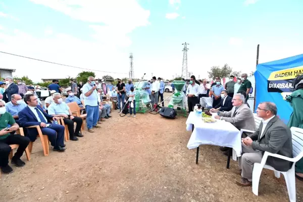 Diyarbakır Valisi Karaloğlu, işçilerle birlikte badem topladı