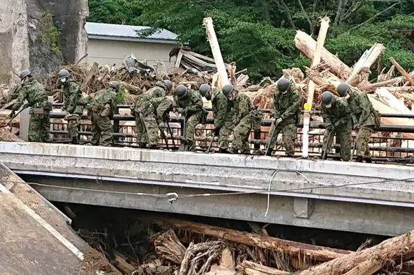 Japonya'da sel heyelana neden oldu: 3 ölü