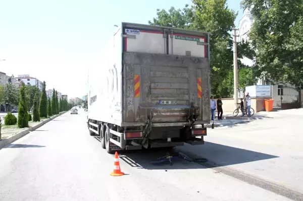 Elazığ'da kamyonun altında kalan çocuk hayatını kaybetti, sürücü olay yerinden kaçtı