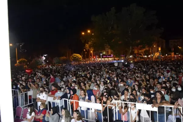 Burcu Güneş iki yıl aradan sonra ilk konserini Burdur'da verdi