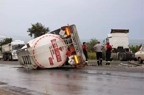 Yağışla birlikte kontrolden çıkan yakıt tankeri devrildi...Tankerden sızan mazot karayolunu aşarak arazilere ulaştı