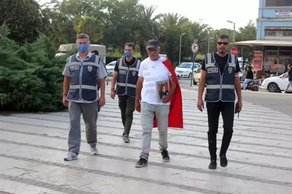 Elinde kızının fotoğrafı, sırtında Türk Bayrağı ile Ankara'ya yürüyor