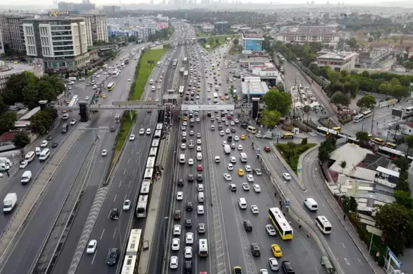 İstanbul'da trafik yoğunluğu yaşanıyor