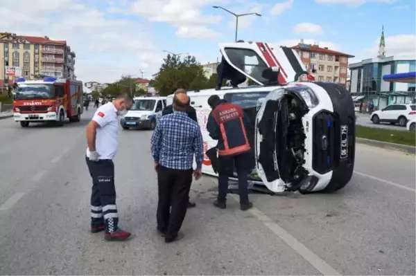 Otomobil ile çarpışan ambulans devrildi: 3 yaralı