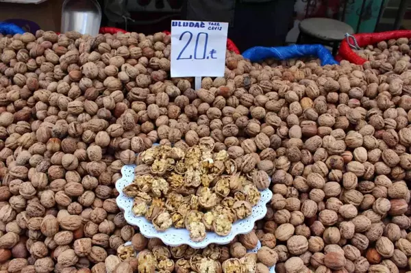 Enflasyonun tersine gidiyor! Geçen yıl 50 liraya satılan ceviz, bu yıl 20 liraya düştü