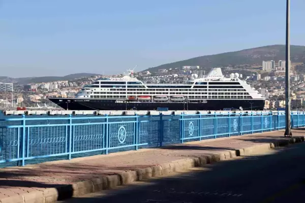 Amerikalı zenginleri taşıyan 'Azamara Journey' Kuşadası'na yanaştı