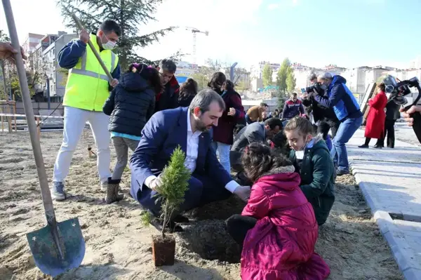 Başkan Bünyamin Demir, Güngören Millet Bahçesi'nde öğrencilerle fidan dikti