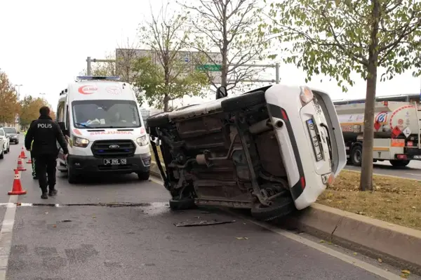 Pendik'te kaldırıma çıkan otomobil takla attı: 2 yaralı