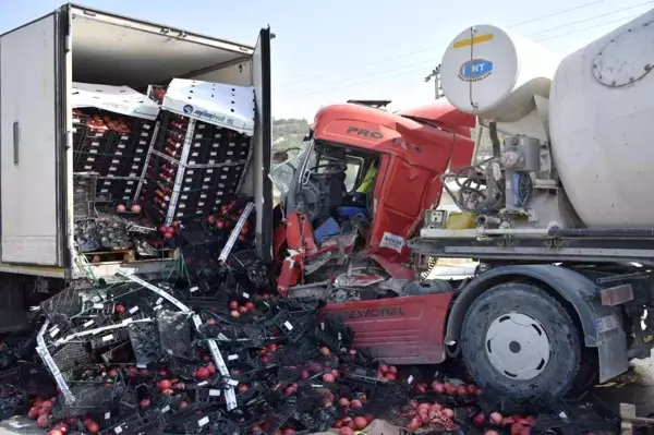 Tıra arkadan çarpan beton mikserinin şoförü araçta sıkıştı