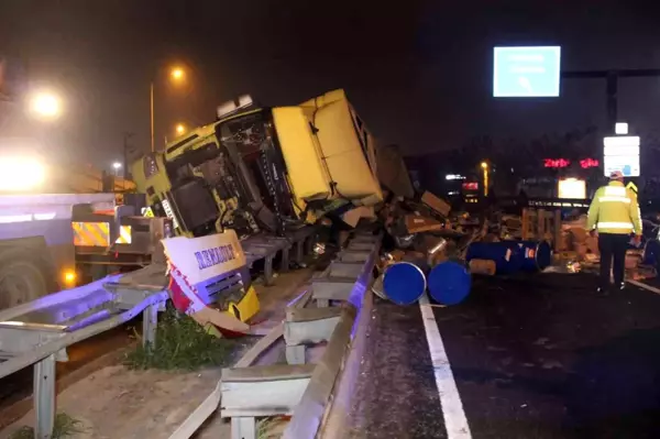 Tır bariyerlere çarptı, dorsede yüklü variller yola saçıldı