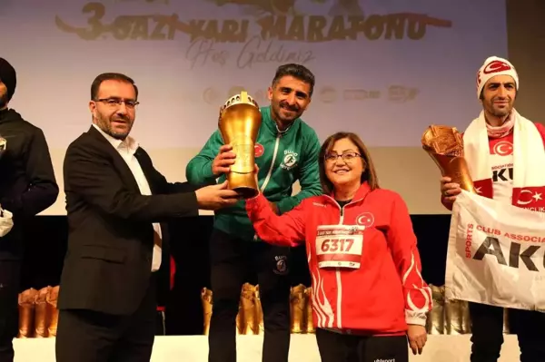 Gazi Yarı Maratonu'nun ödülleri sahiplerini buldu