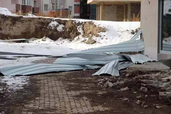 Erzurum'da şiddetli fırtına çatıları kağıt gibi uçurdu