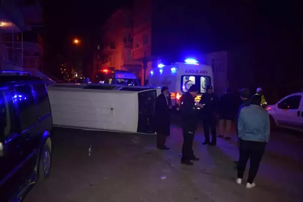 Hafif ticari araçla çarpışan minibüs devrildi: 2'si çocuk 5 yaralı