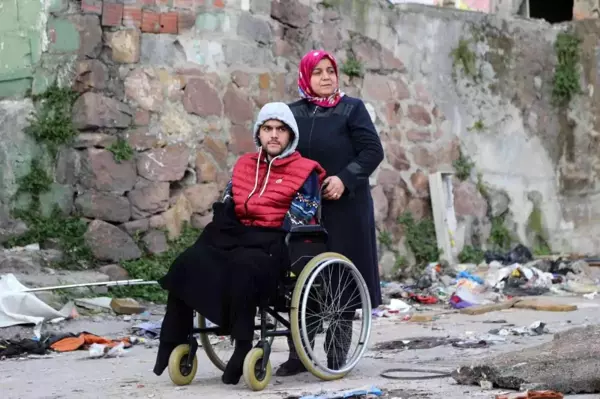 Engelli oğlu ile birlikte yeni evine kavuşmak için gün sayıyor