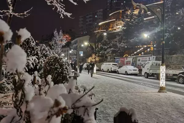 Gümüşhane, kar yağışının ardından panayır alanına döndü...Yollar buz pistine döndü, sürücüler zor anlar yaşadı