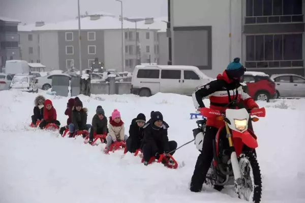 Çocukların kros motorlu kızak keyfi