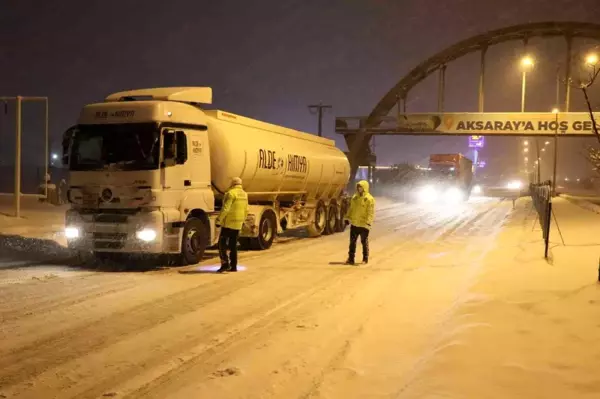 Aksaray - Adana ve Nevşehir karayolları kar ve tipi nedeniyle tırlara ulaşıma kapatıldı