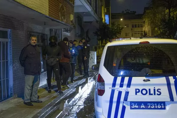 İSTANBUL - Bağcılar'da bir binanın bahçesinde göçük oluştu