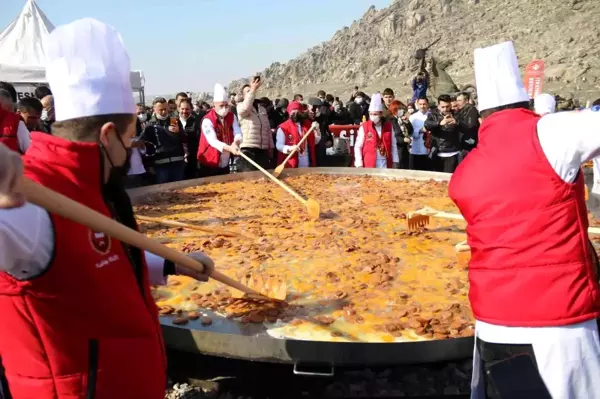 Dövme Sucuk Festivali'nde dünyanın en büyük sucuklu yumurtası