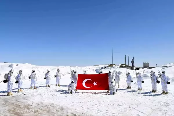 Mehmetçik Kato Dağı'nda 7 metreyi bulan karda vatan nöbetinde kuş uçurtmuyor