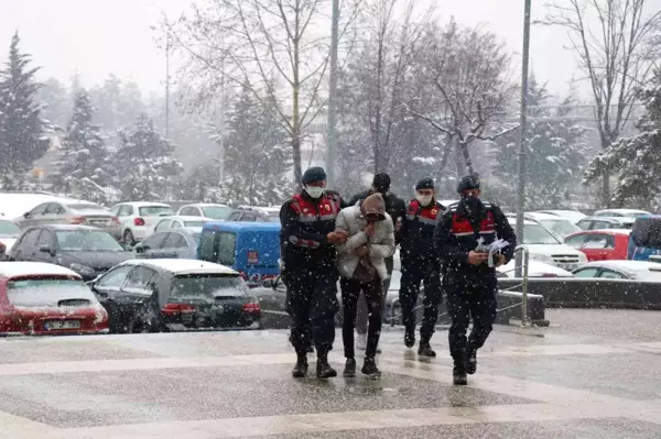 Çaldıkları rögar kapaklarını satarken yakalanan 2 kişi tutuklandı