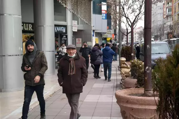 Bazı vatandaşlar maske takmayı bırakmamakta kararlı, esnaf ise satışlarda şimdiden düşüş olduğunu söylüyor