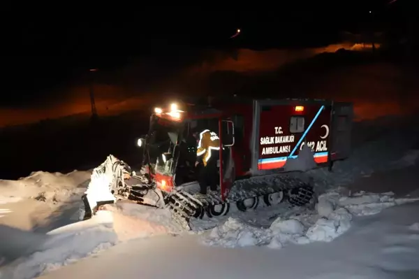 Yolu kapanan köyde mahsur kalan hastayı, ekipler kurtardı