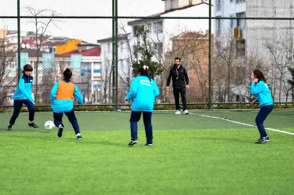 Esenyurt'ta kız çocuklarına özel futbol kursu